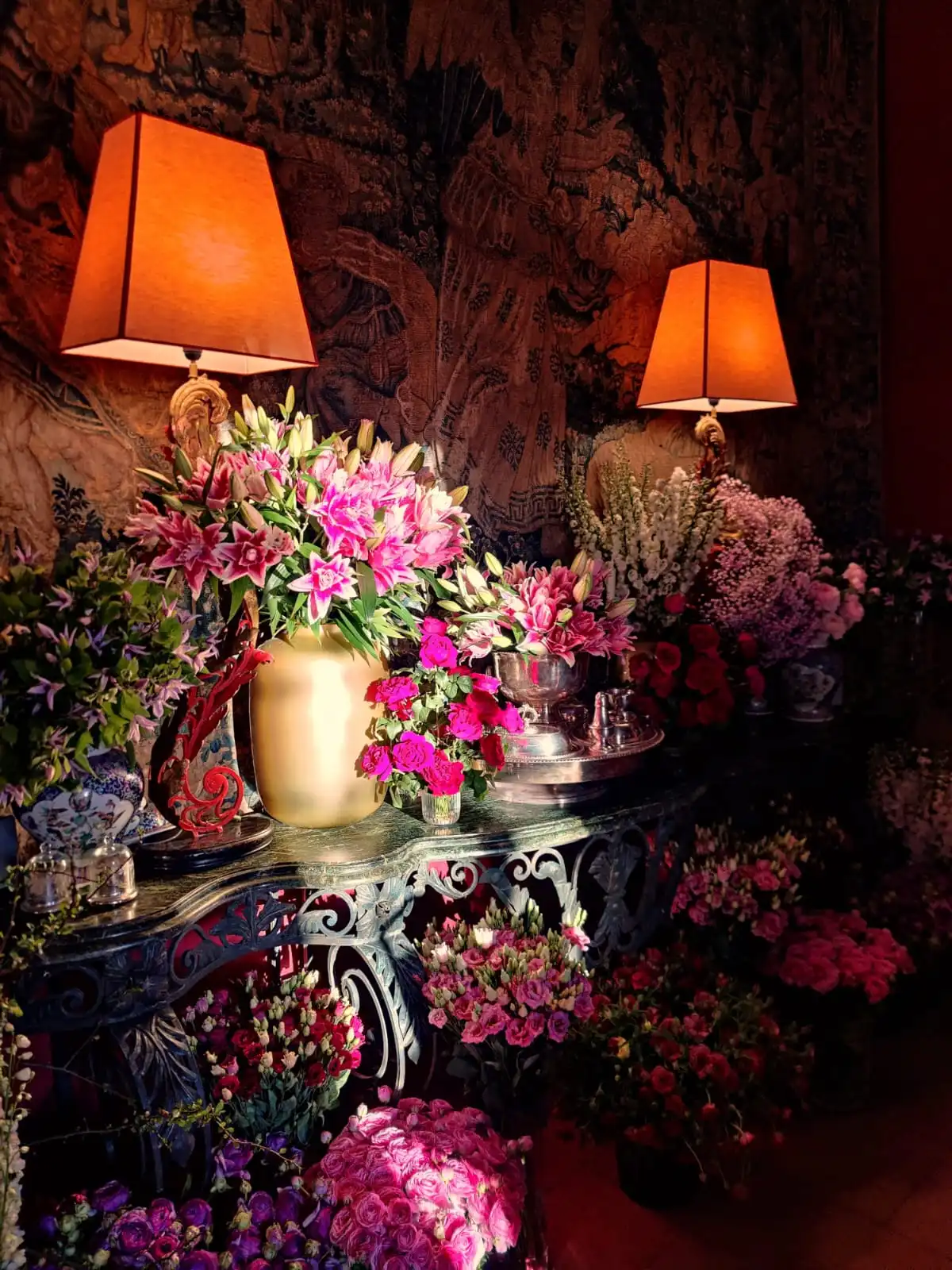 Fleurs sur une table de restaurant